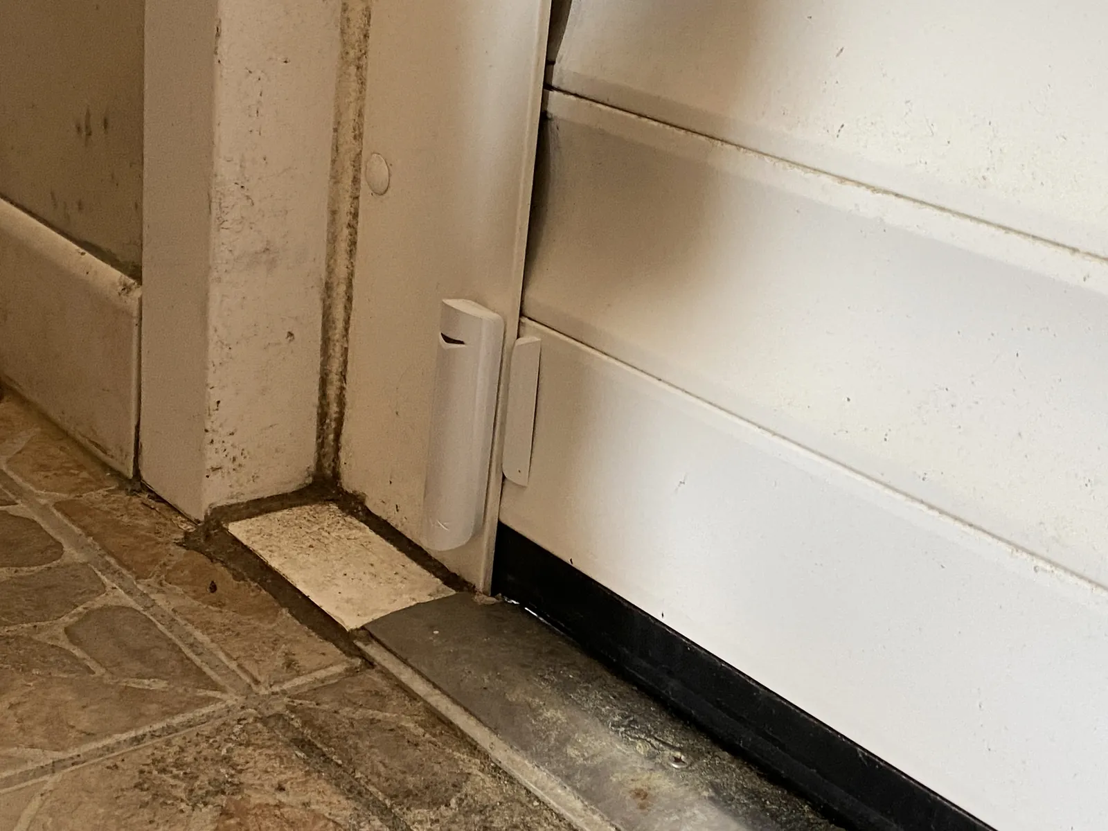 Contact d’ouverture installé sur un accès