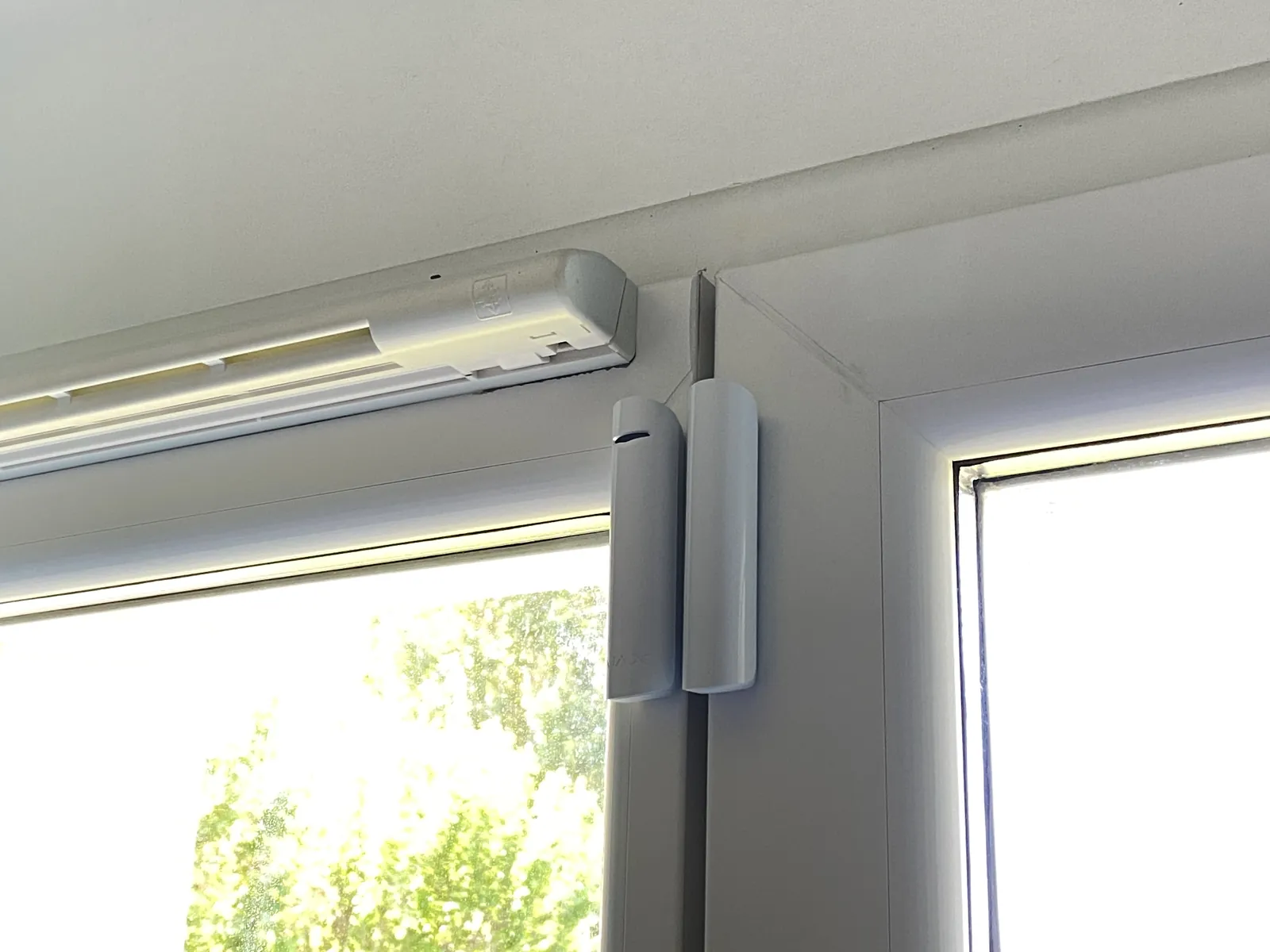 Détecteur d'ouverture installé sur une porte